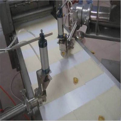 百葉包定量注餡機(jī)，定量精準(zhǔn)，誤差小，效率高